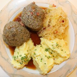 Leberknödel mit Kartoffelpurée und Sauerkraut